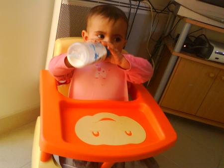 Lana tiens seule son biberon